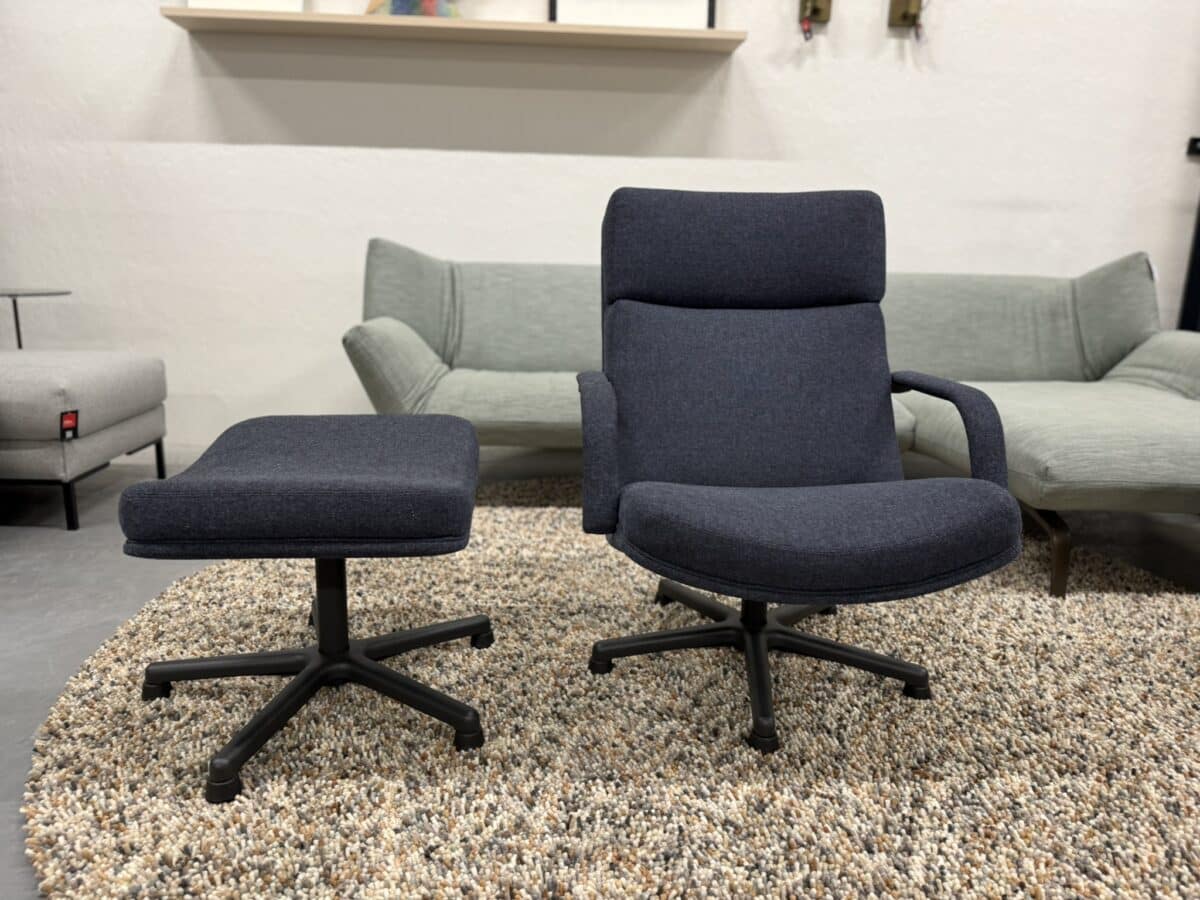 F141 fauteuil met poef blauw stof