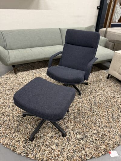 F141 fauteuil met poef blauw stof - afbeelding 4